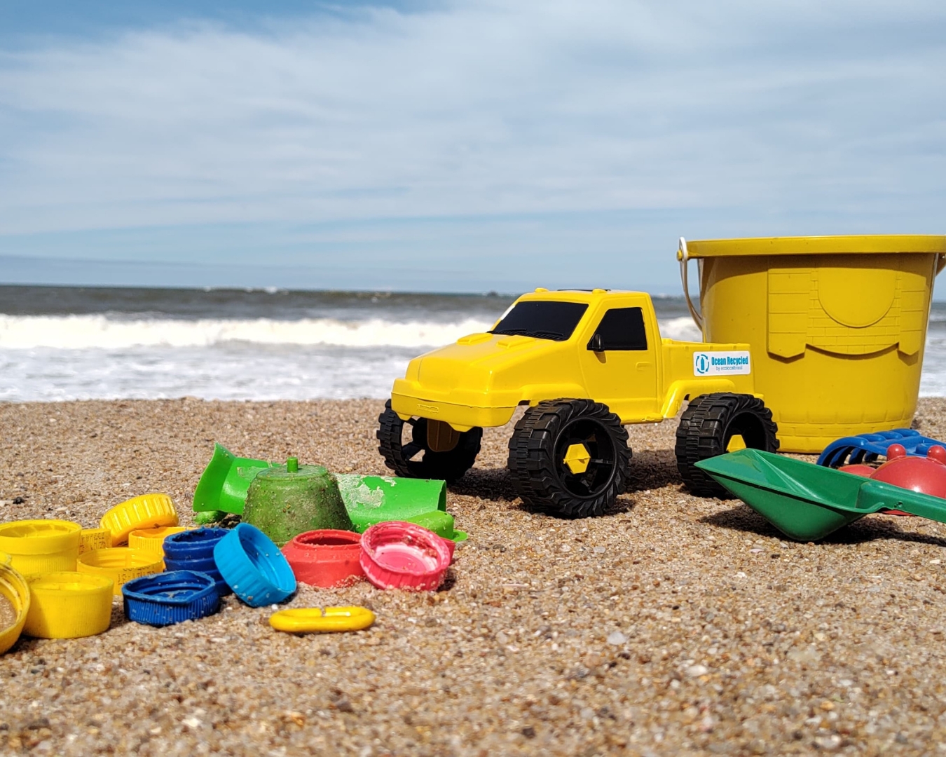 Pl�stico recolhido em mutir�o vira brinquedo de Natal para crian�as de projetos sociais